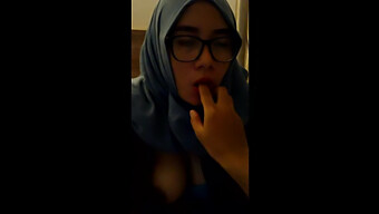 Cô Gái Indonesia Mặc Hijab Thổi Kèn Gợi Cảm Trong Video Tự Làm Này