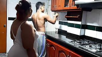 Ibu Rumah Tangga Latina Yang Sensual Berbagi Pertemuan Dapur Yang Penuh Gairah