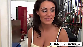 A Brincadeira Solo Sensual De Charley Com Seus Seios Pequenos E Bunda Apertada